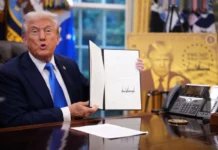 Trump oo $100,000 ku kordhiyay lacagta fiisaha xirfadleyaasha.